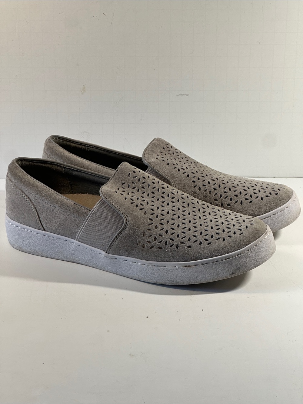 Vionic Kani Gray Perforated Suede Slip On Comfort Sneaker Women’s 8 Walking Shoe